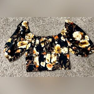 Women’s size L Blu pepper crop blouse